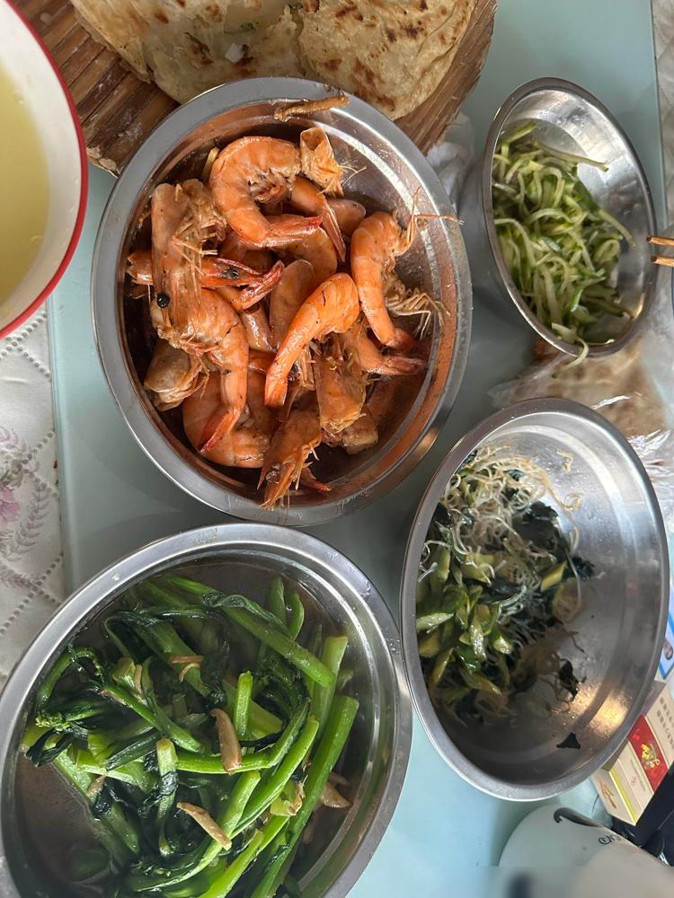 吃饭的时候我婆婆又管不住自己的嘴，说你比我闺女享福多了，我闺女穿的衣服都是捡别人