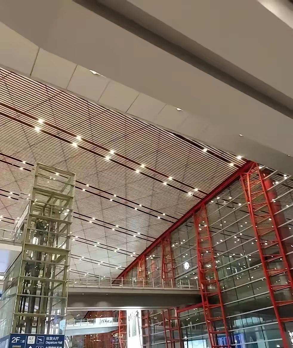 机场母女三秒减重术火出圈！女儿的行李超重了整整三公斤，补费就要五百块。她回头跟老