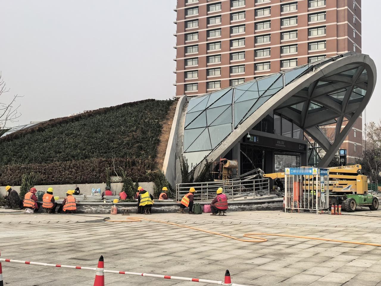 济南地铁四号线泉城公园站，这应该是比较有特色的一个站点了