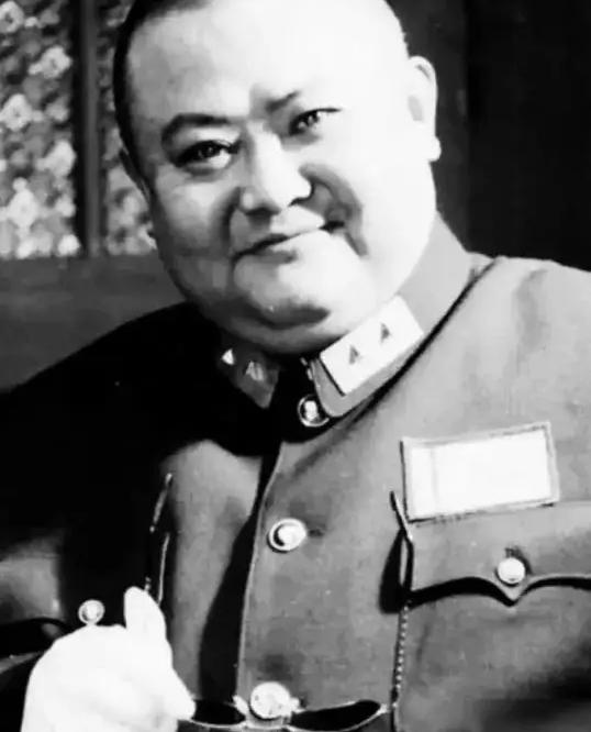 1927年冬，杨森宴请手下师长范绍增，准备趁机将他除掉，范绍增察觉不对，连夜乘坐