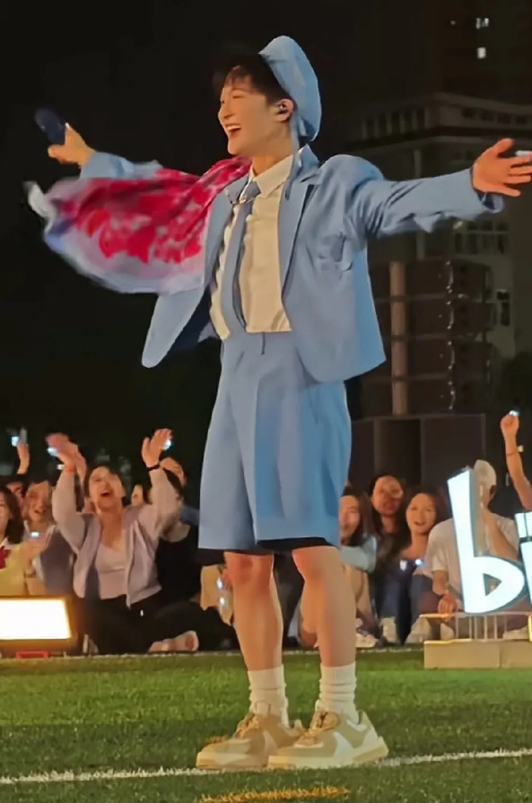 著名歌手周深到底多高啊？他已经32岁了，但是看起来像个小朋友！按理说小个子的