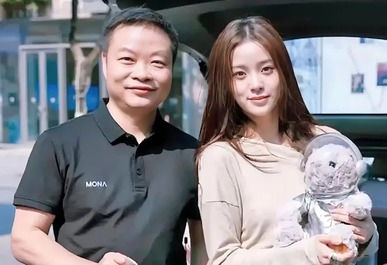 我给奶奶看了何小鹏和欧阳娜娜的合影我奶奶沉默许久突然问道，这一对是夫妻吗