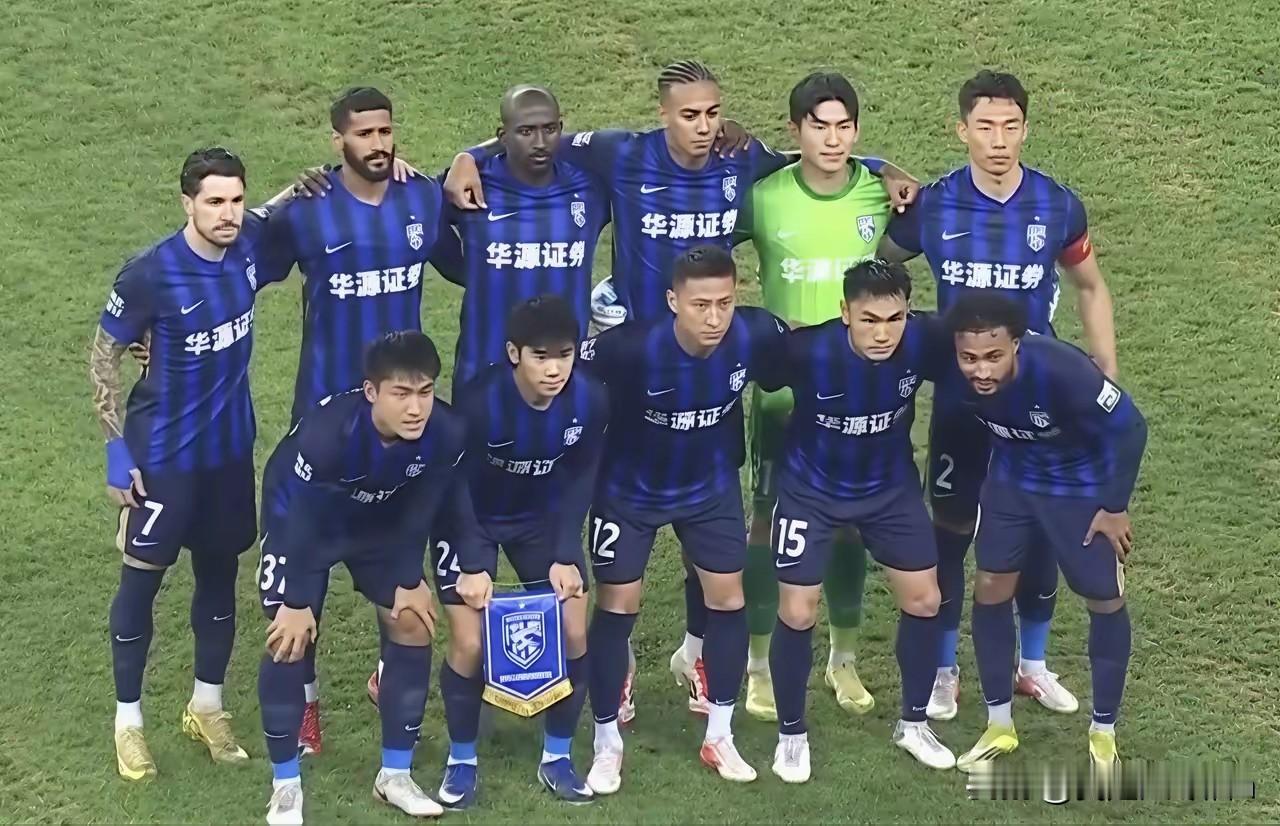 上海海港4-0武汉三镇，终结三轮不胜的尴尬局面。本场比赛，上海海港后防线蒋