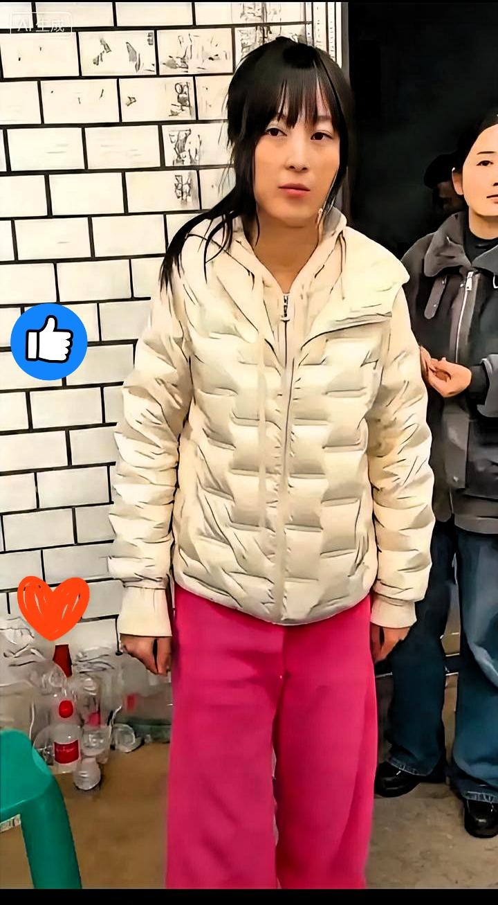 昨晚饭局，一位刚离职的文旅局员工喝多了说：“我们全年预算，敌不过一个农村女孩的