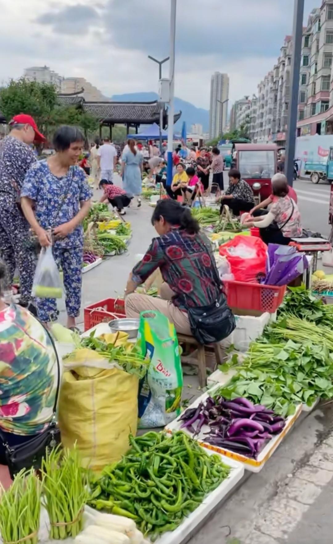 首席经济学家喊话：必要时发钱，为普通人托底，别再抱着“不养懒人”的老想法不放了。