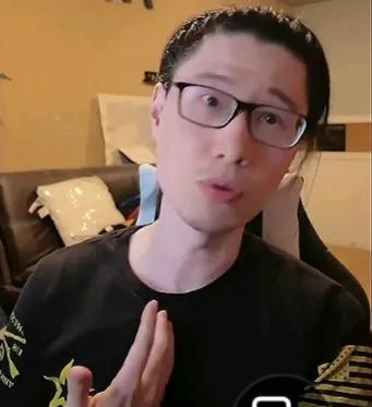 知名球迷蓝血数据大兵语出惊人，他表示武磊在申花球迷的矛盾面前可以做得更多。在一