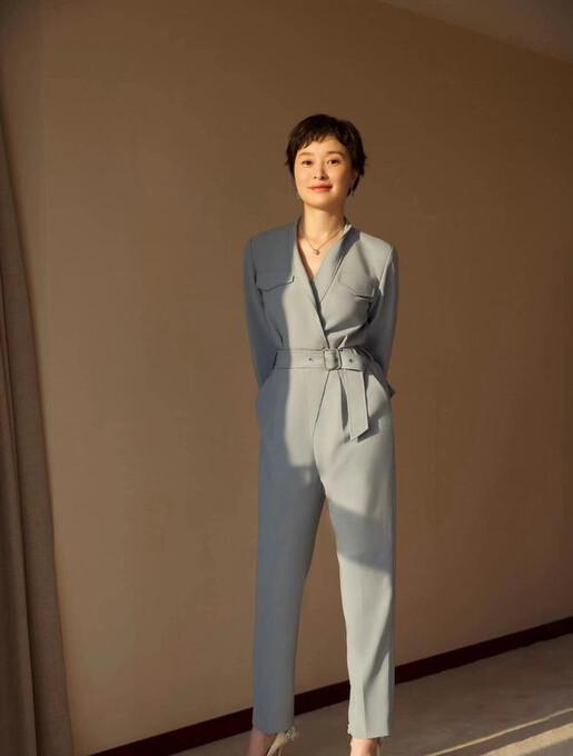 吴越在时尚界始终是佼佼者，她的穿搭风格向来能引领潮流，此次挑选的浅蓝色连体裤，不