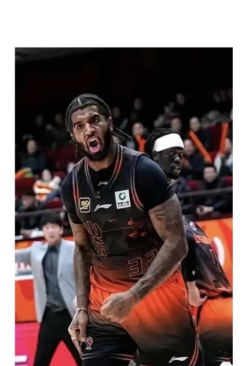 克里斯，上赛季山东高速的雷子，多位外援中最不被看好的外援，今年又被山东男篮录用了