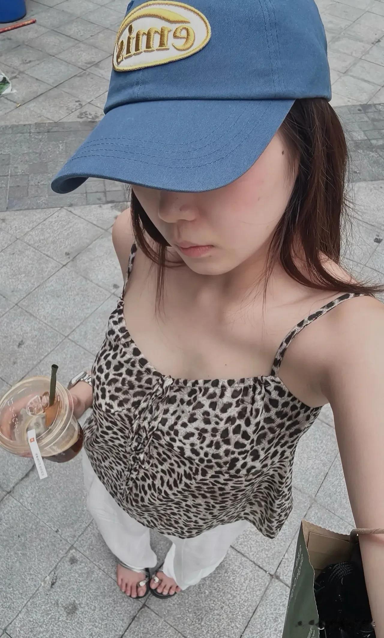 阳光正好，镜头定格今日份甜美。谁懂啊，街拍自带滤镜的快乐～