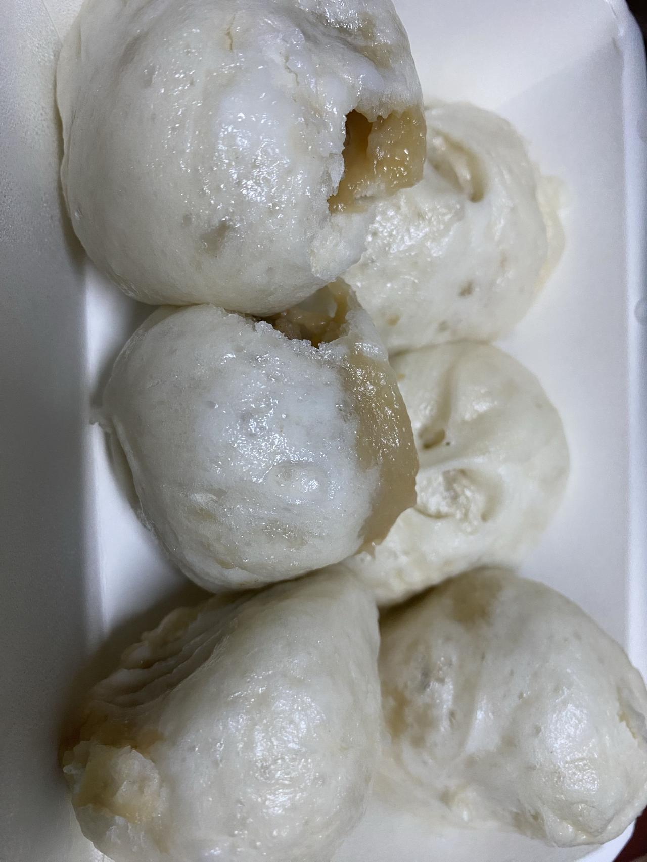 这家包子店我两天内光顾了三次，昨天和今天一共买了四盒。之前看到一开门营业，前面就