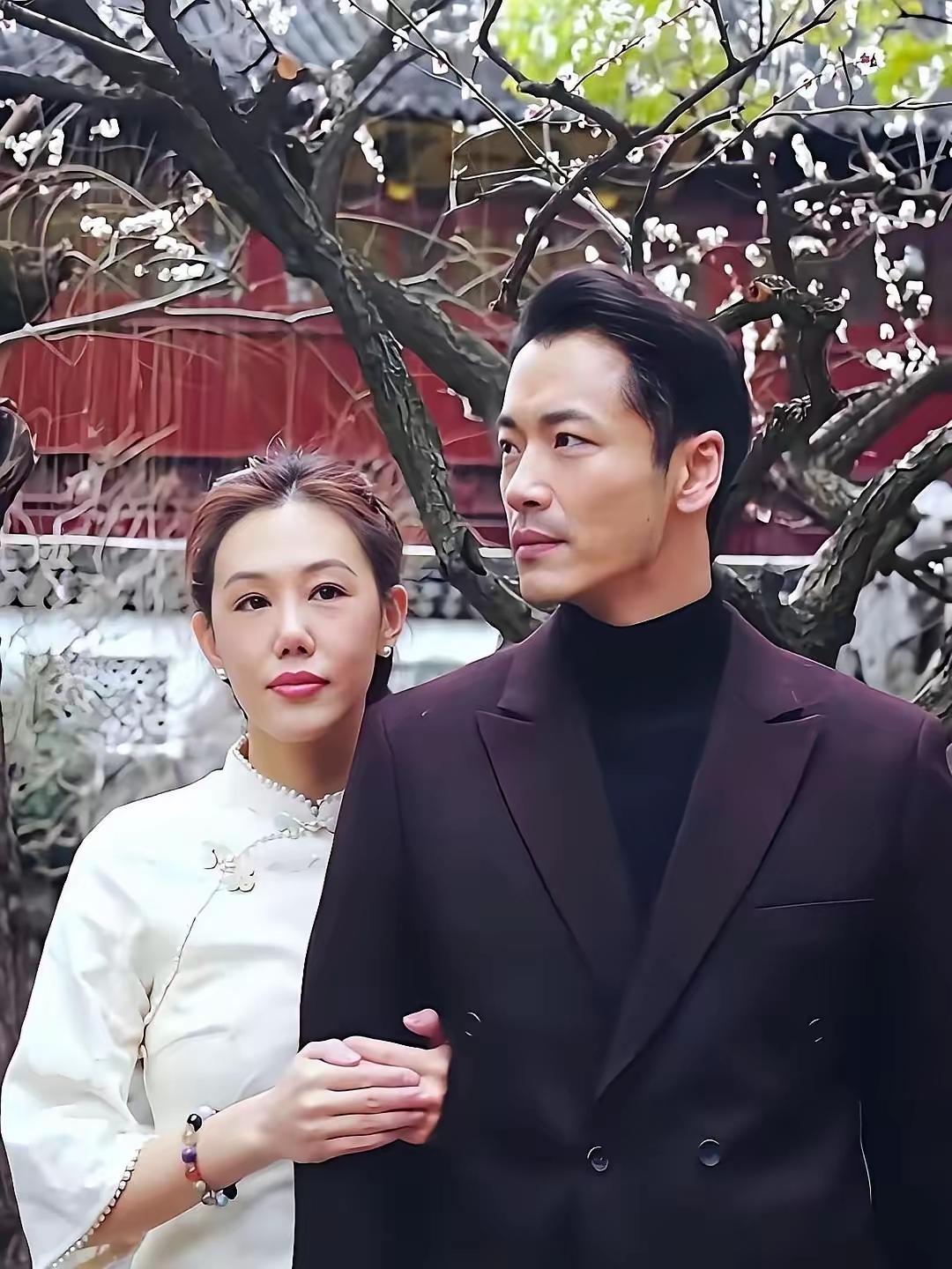 王姬和前央视播音员薛飞是儿女亲家。王姬的女儿高丽雯嫁给了薛飞的儿子薛皓文。王姬