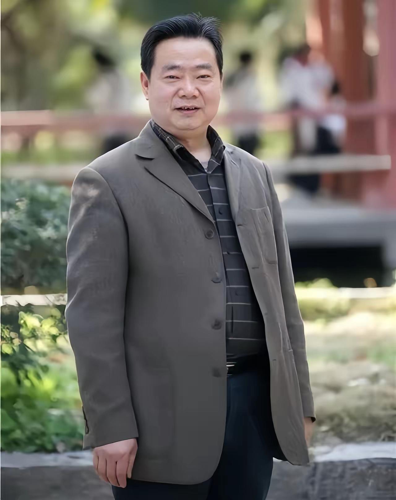 他被湖北教育界称为状元之父，最牛班主任。他从教四十多年，担任二十六年班主任，期间