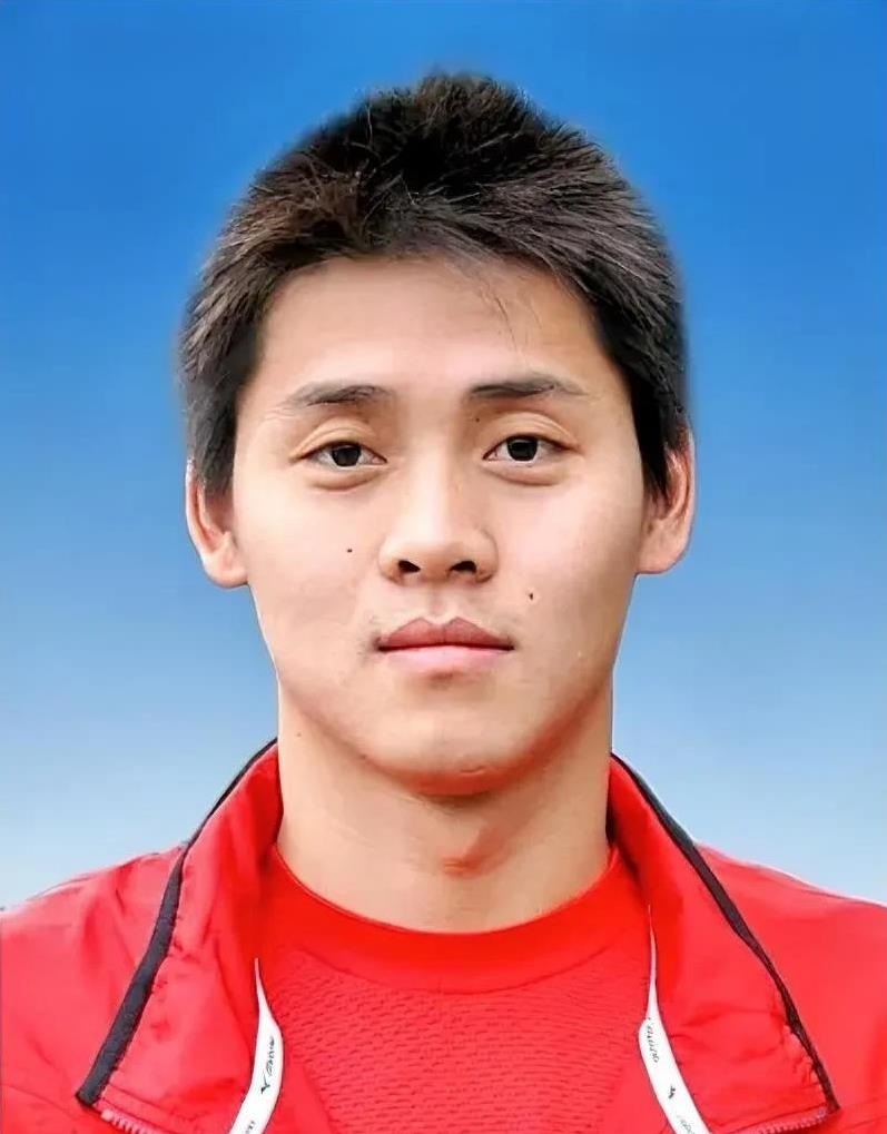 这位是潘展乐的教练郑坤良，曾是国家队自由泳项目的运动员，参加过2004年雅典奥运
