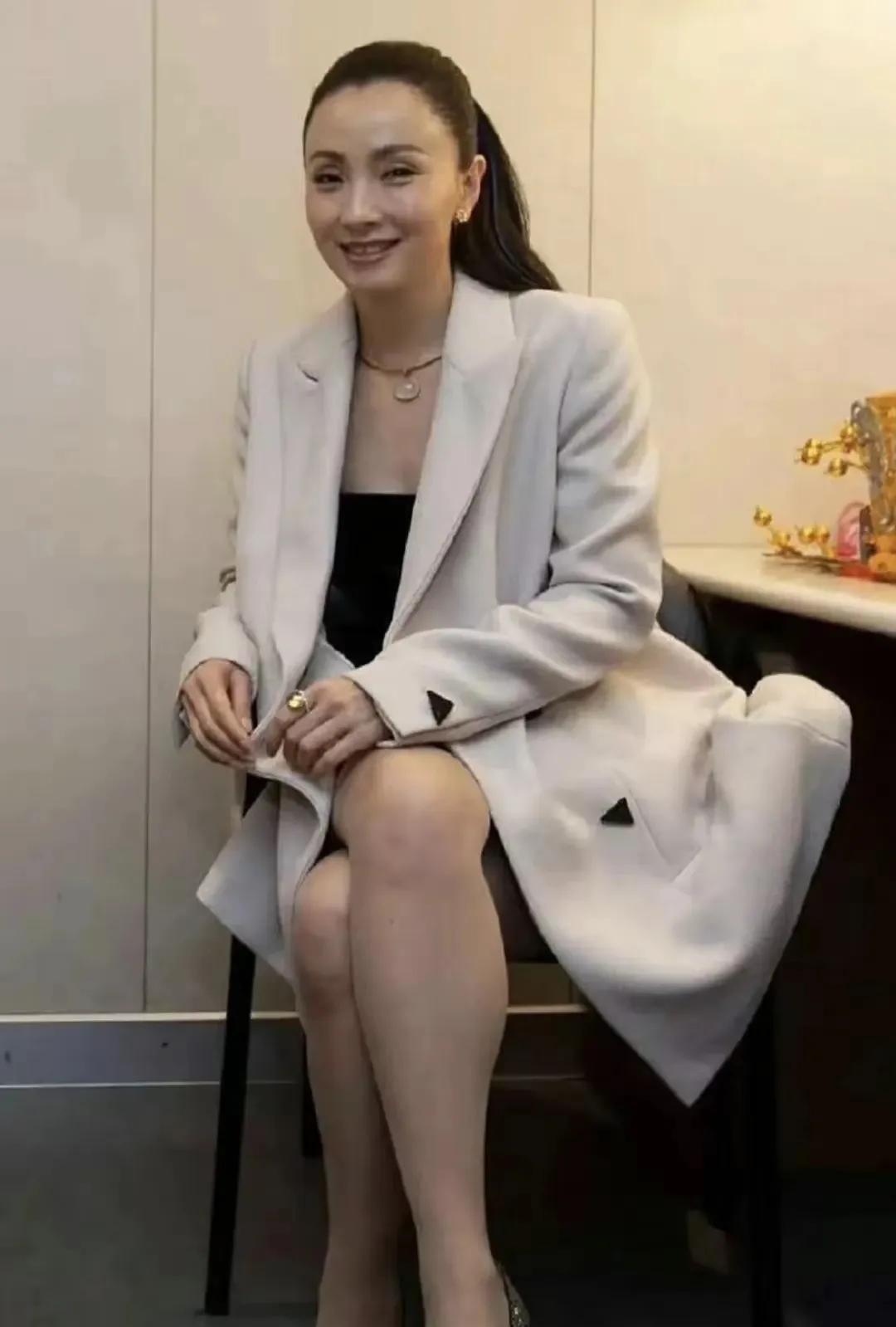 当过运动员练过花样游泳的美丽就是不一样，陶虹小姐姐笑容超甜，白西装搭配黑裙子，优