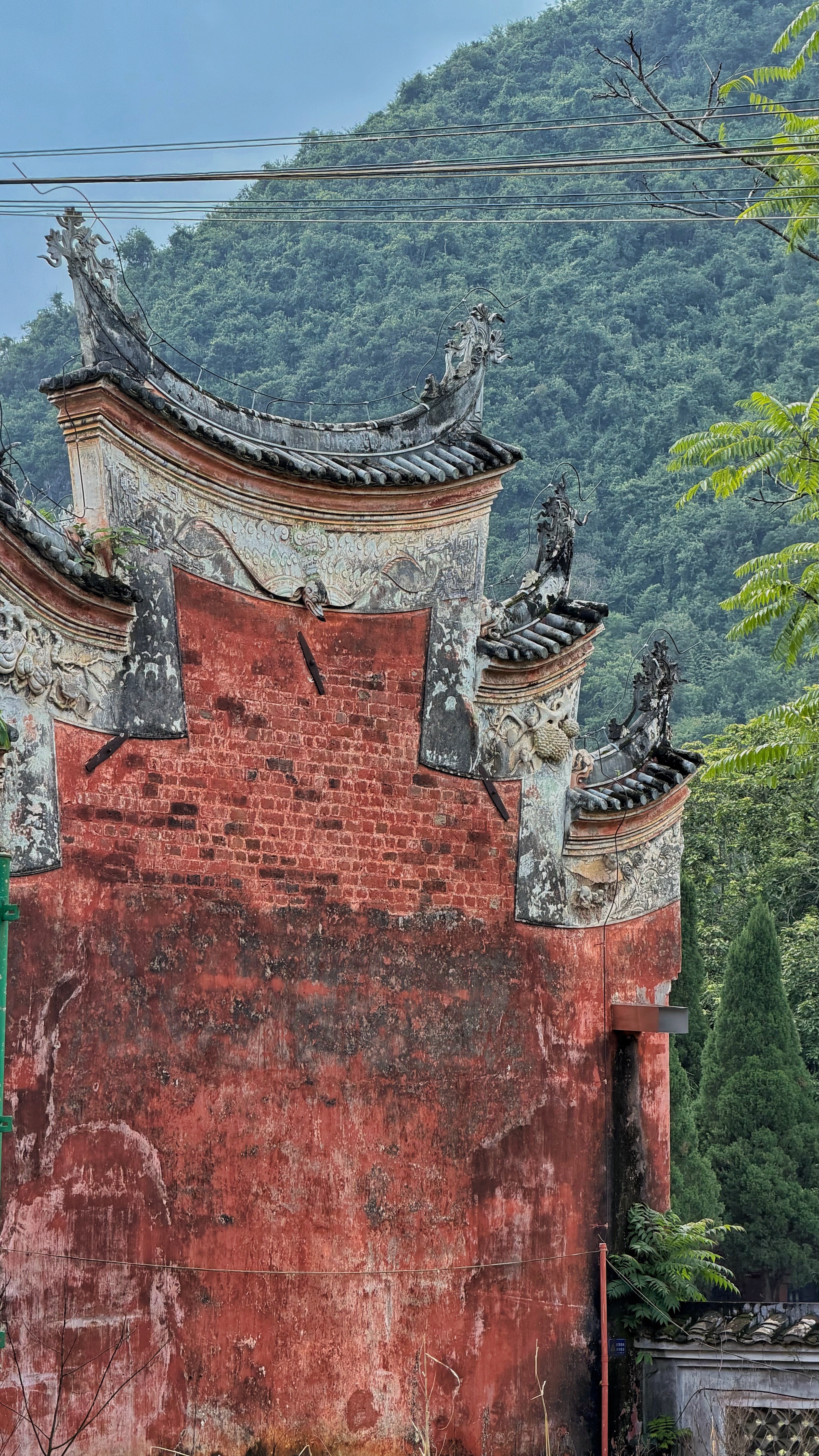 壮美广西多彩边关大连城的石阶被踩得发亮，倒不像景区，更像某个老头饭后散步的后山