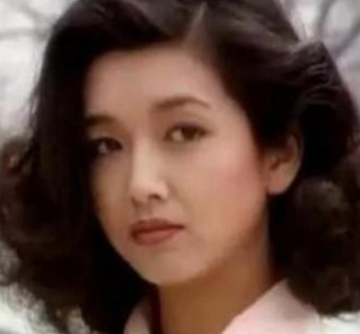 ☁1998年，江珊在美国生下了女儿，王志文马不停蹄坐飞机去看孩子，见面就夸