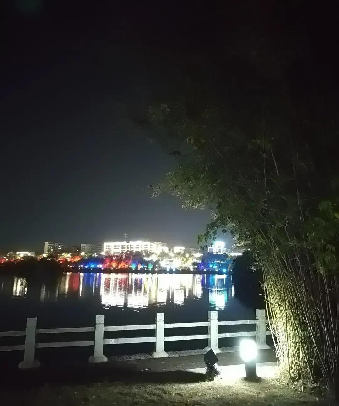 我刷到一对六旬情侣自驾到江西武宁，刚逛完西海湿地，第二天就因为夜里要降到十度，麻