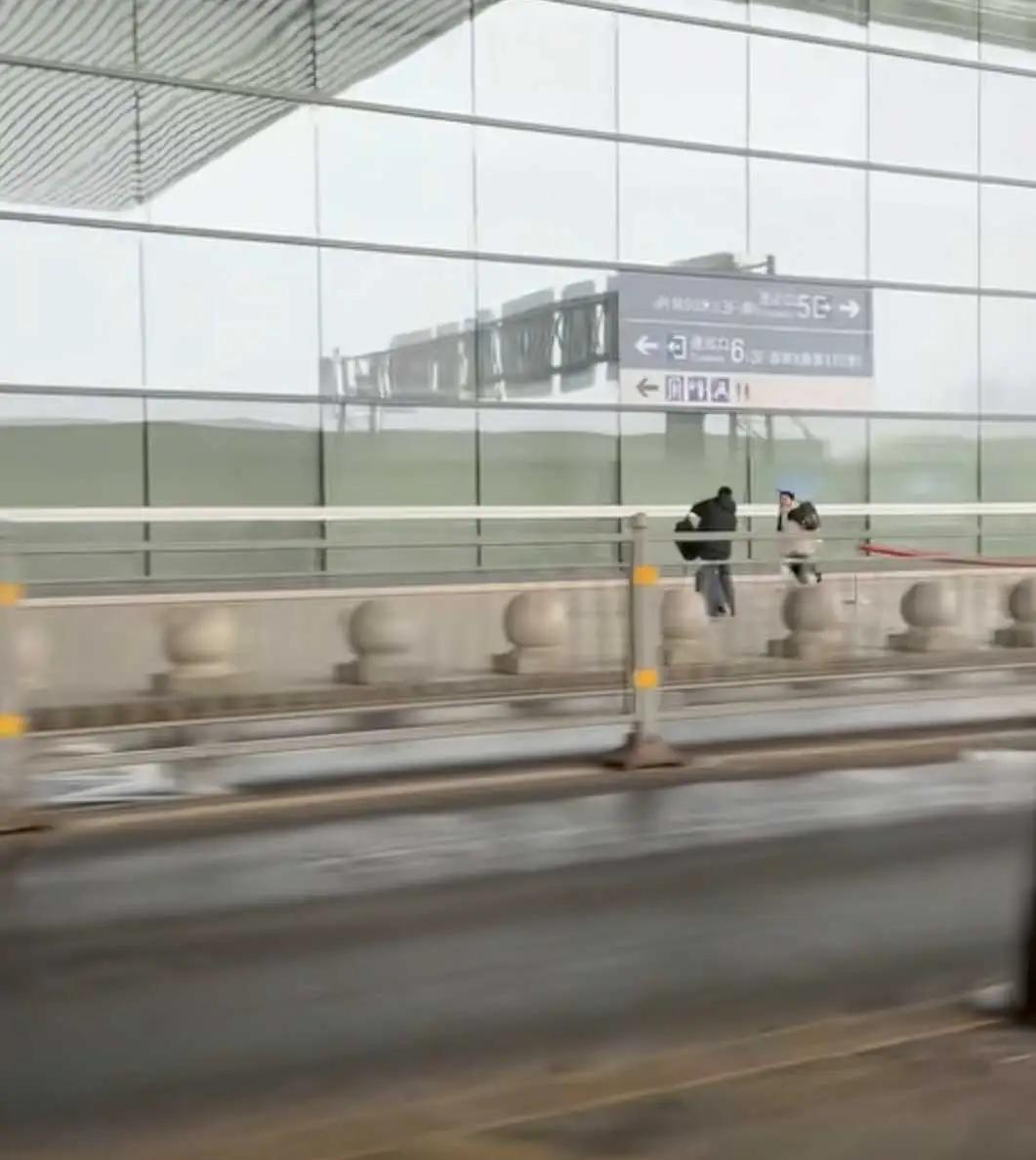 会错意了也感动！河南郑州高铁站，一位妈妈送别儿子后，乘车离开高铁站。突然发现