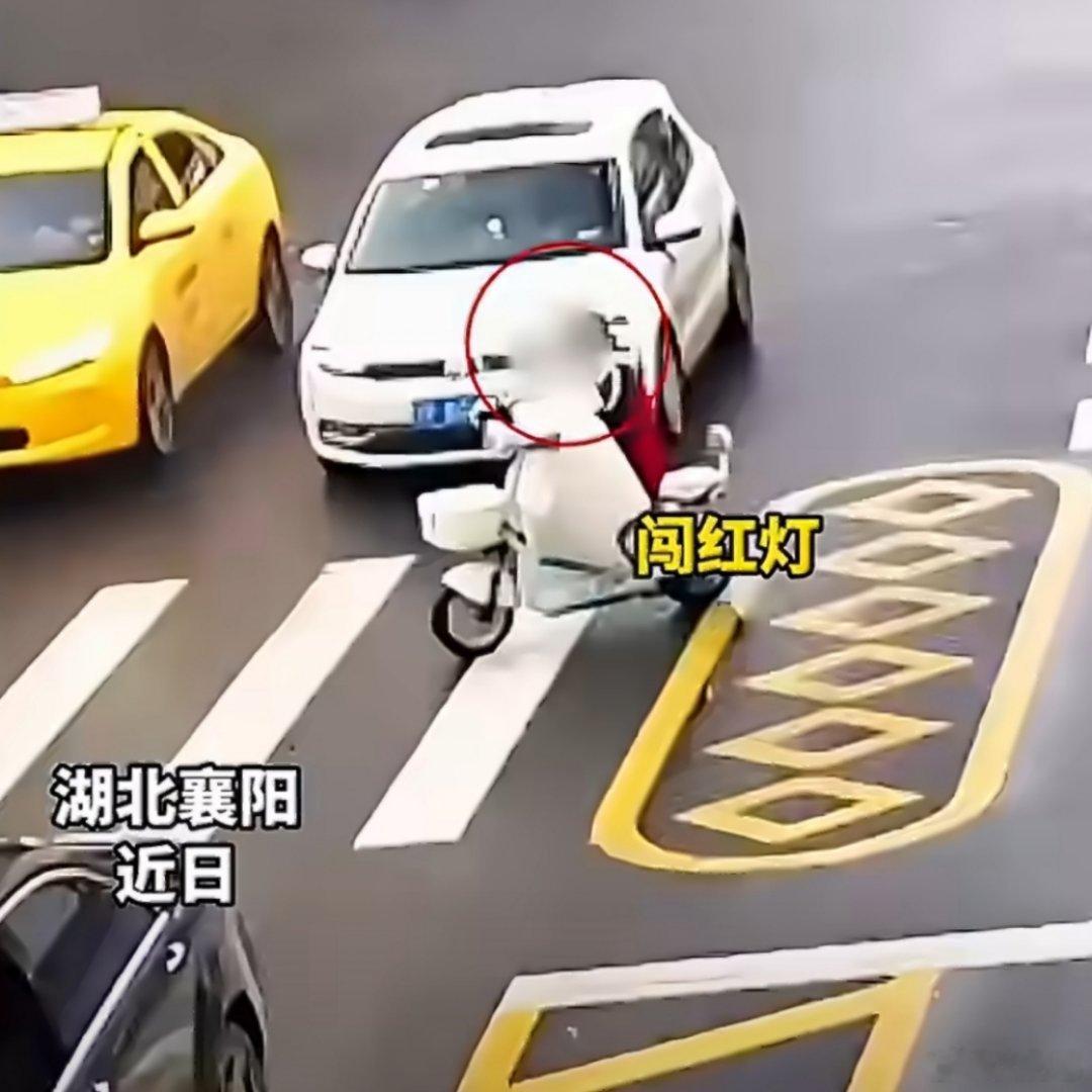 13岁女孩目不斜视逆行闯红灯被撞真就是笔直的撞上去了。13岁就骑电动车上路了？