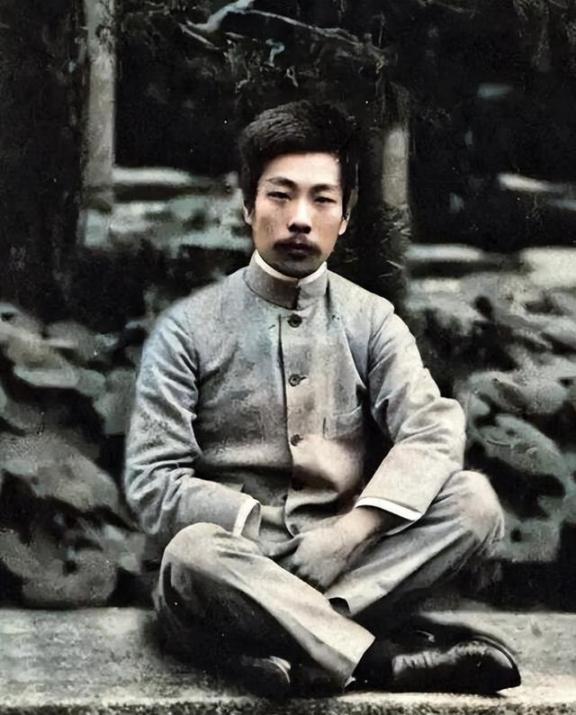 鲁迅在日本仙台医专的成绩单  1904年，23岁的鲁迅带着救国救民的理想，远
