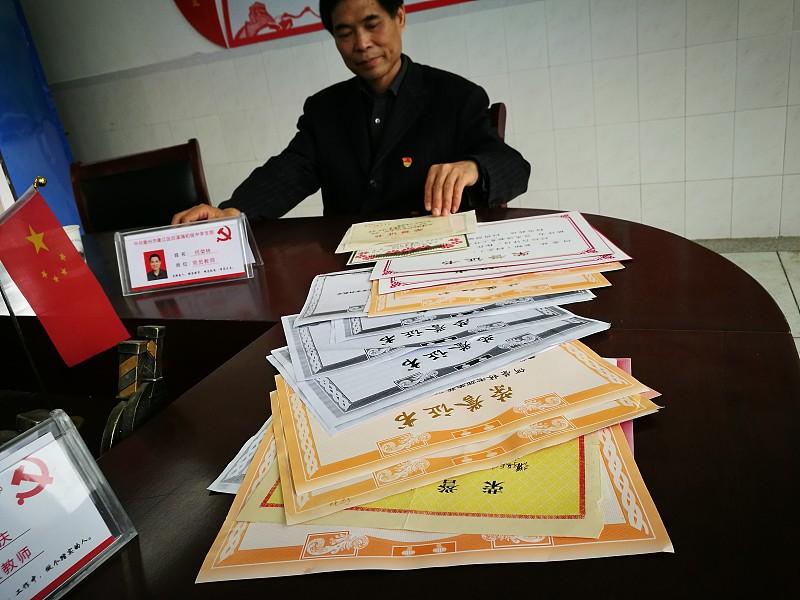 很多人有一个误区：教龄长=薪级一定很高。实际上，岗位（五级）看职称聘任，薪级工资