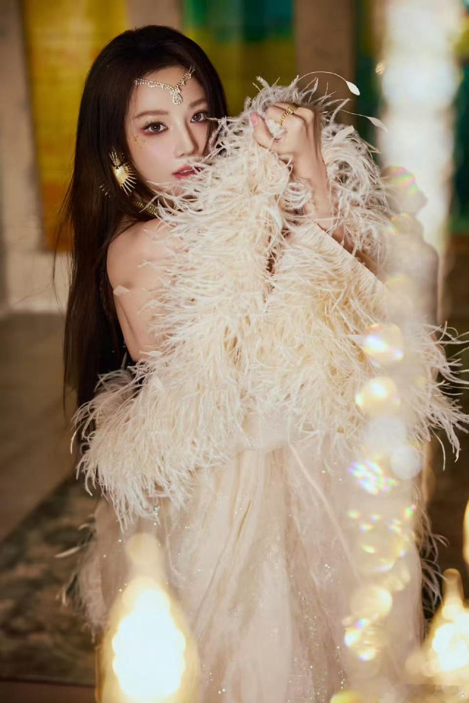 彭小苒身上披了几千根羽毛vocal！这是什么神仙造型！几千根羽毛层层堆叠像被星