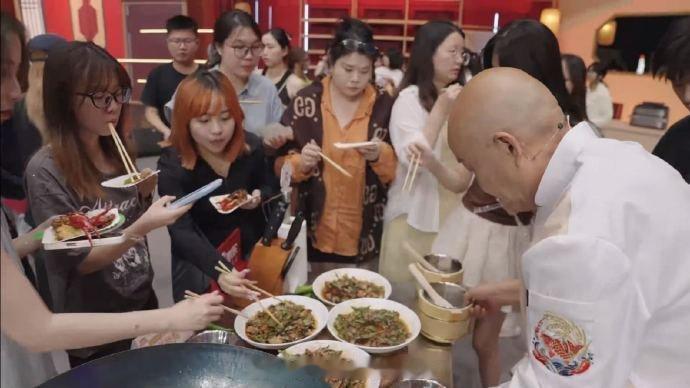 复刻湖南辣椒炒肉祖师爷同款按照保姆级教程一步步来，先把辣椒单独煸出虎皮盛出，再