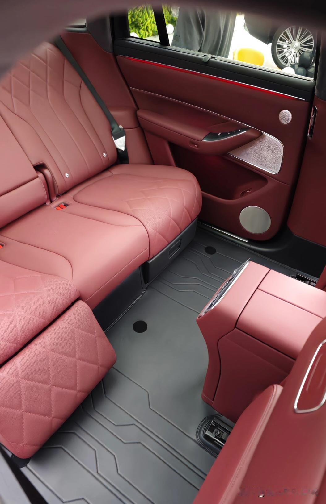 刚提问界M8第二天，你敢信这是问界的后排？没提车之前看了好多家友友们的脚垫帖子