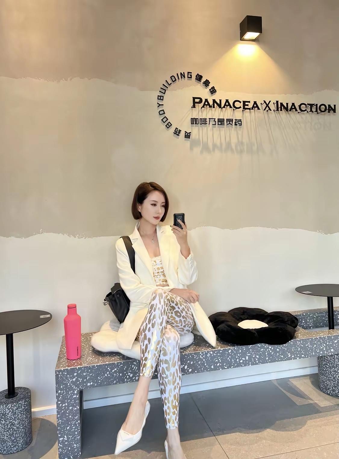 豹纹服装一直是各个年代的经典穿搭