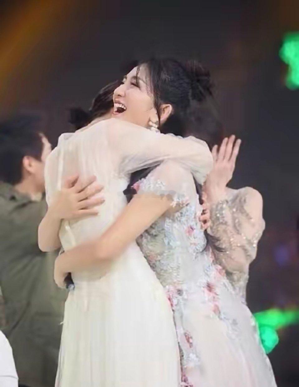 吴昕走心发长文，预祝谢娜今晚演出成功，并晒出两人合照，提前祝谢娜生日快乐，好令人