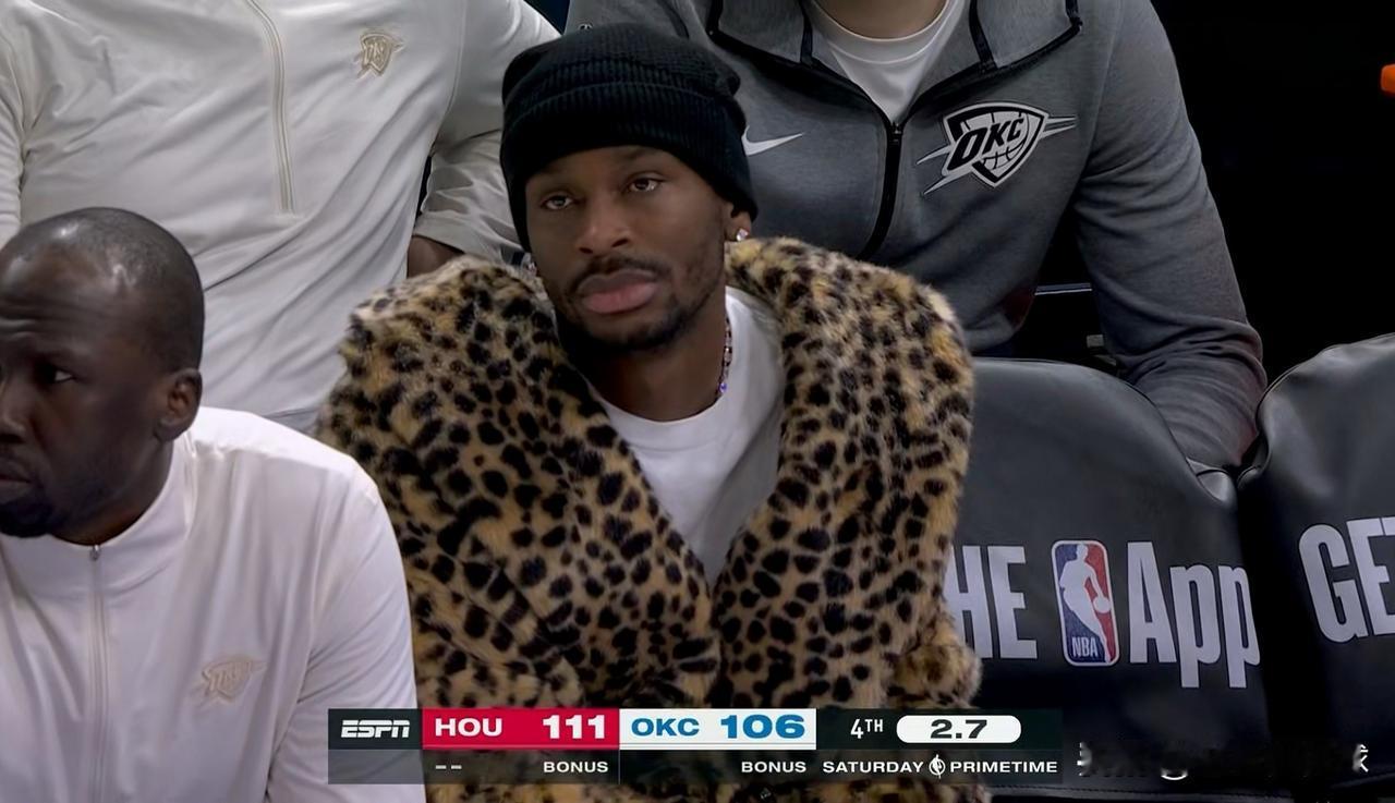 雷霆超级巨星亚历山大真是太失落了！在今天雷霆主场迎战火箭的比赛中，当时距离全场比