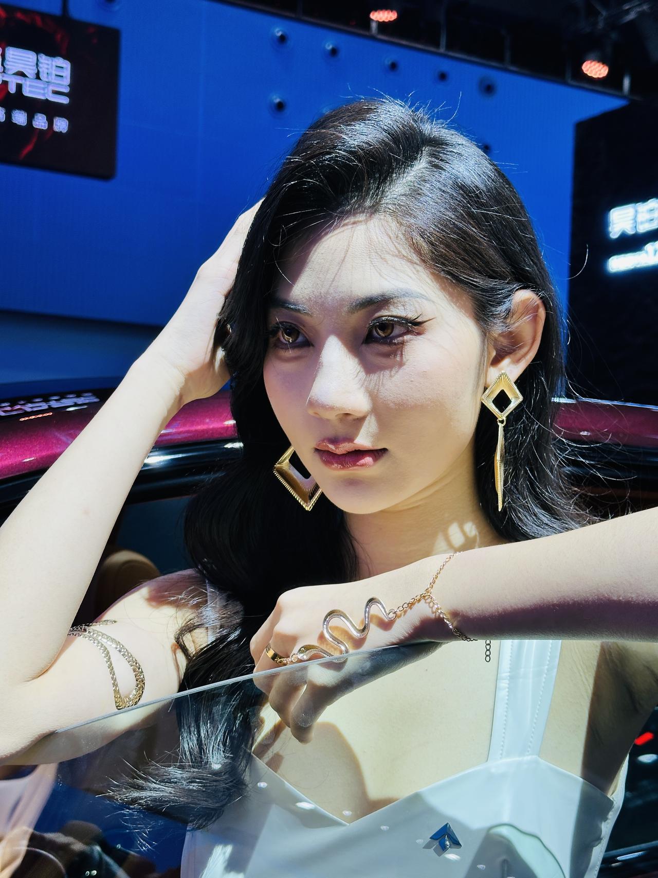 工作日下午又去看车展了，周五下午现场人还是挺多的，不过都是买车的、卖车的、车模走