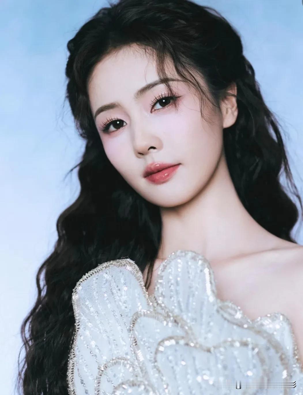 白鹿在《临江仙》里一人分饰两角李青月的纯欲和花如月的黑化疯批感，这两种截然不同性