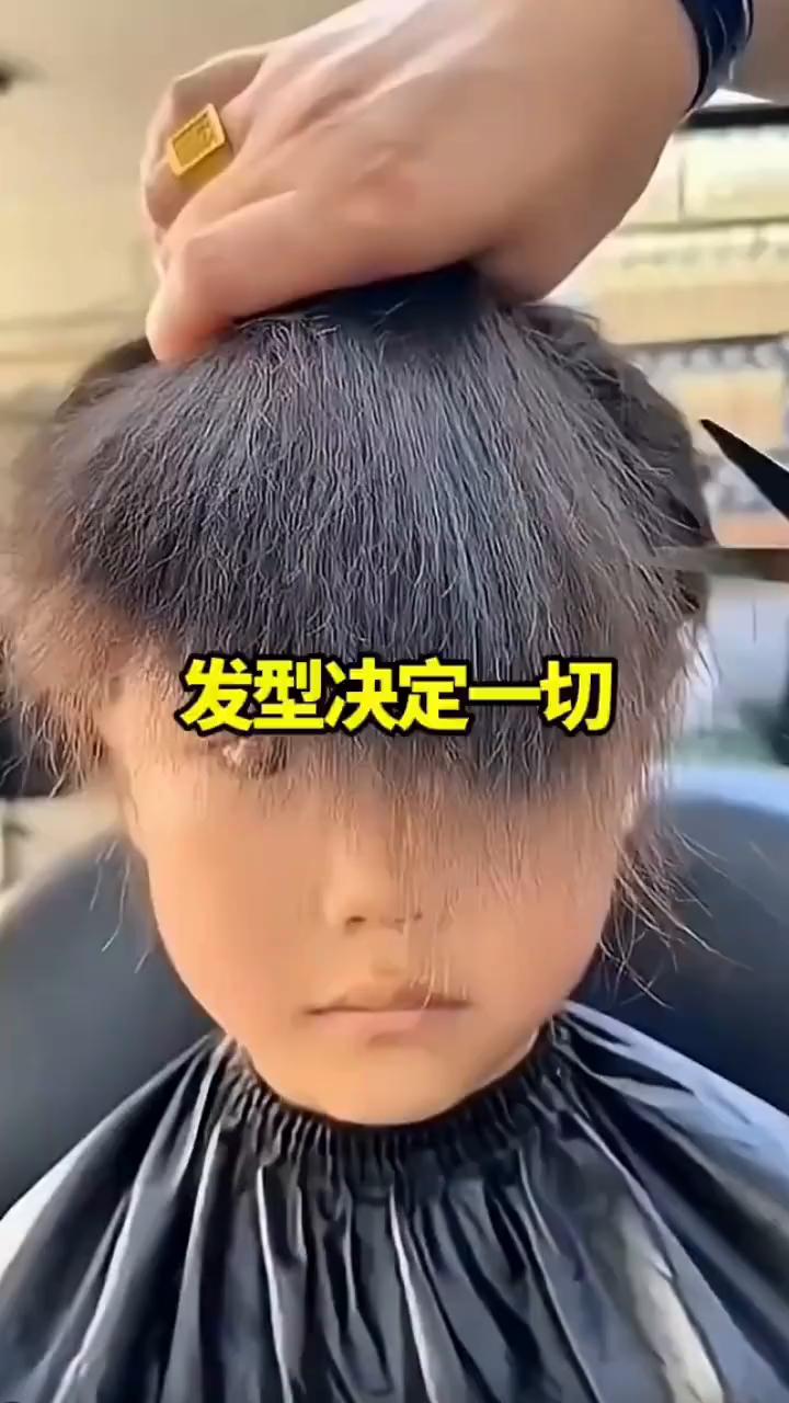 发型决定一切。这个小女孩正在理发，当她看着镜子里的自己时，脸上慢慢露出了难过的