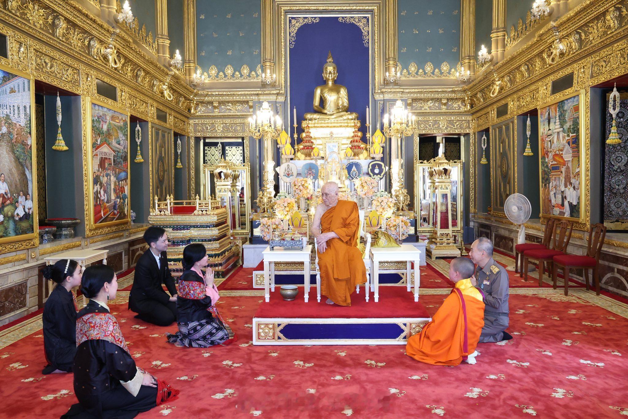 王室王室不丹王室2025年12月6日，县长大妈一家拜谒暹罗僧王。他们这次非常讲