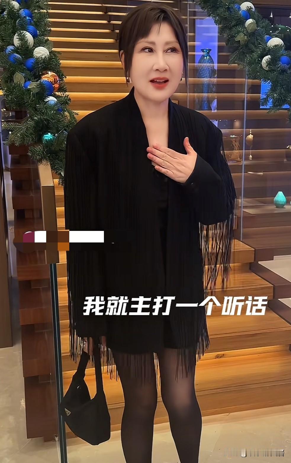 这个女人不要太气人😃叫别人穿足力健自己却高跟鞋👠配黑丝穿就穿吧还那么好看