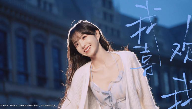 vivoS50系列手机因其出色的拍照和外观而备受关注。该系列采用了索尼IMX8