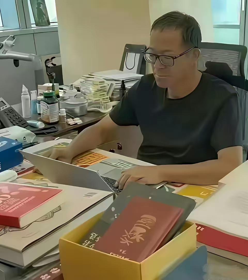 左边是俞敏洪的办公室，右边是董宇辉的办公室，看懂了吗？在真正有文化人的眼里董从来