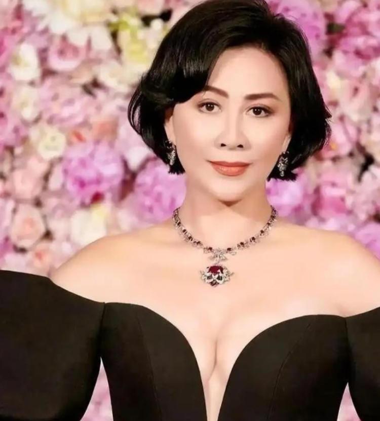 🌞1990年，刘嘉玲被绑架失踪3小时后，失魂落魄地回来说：只抢了一千现金和