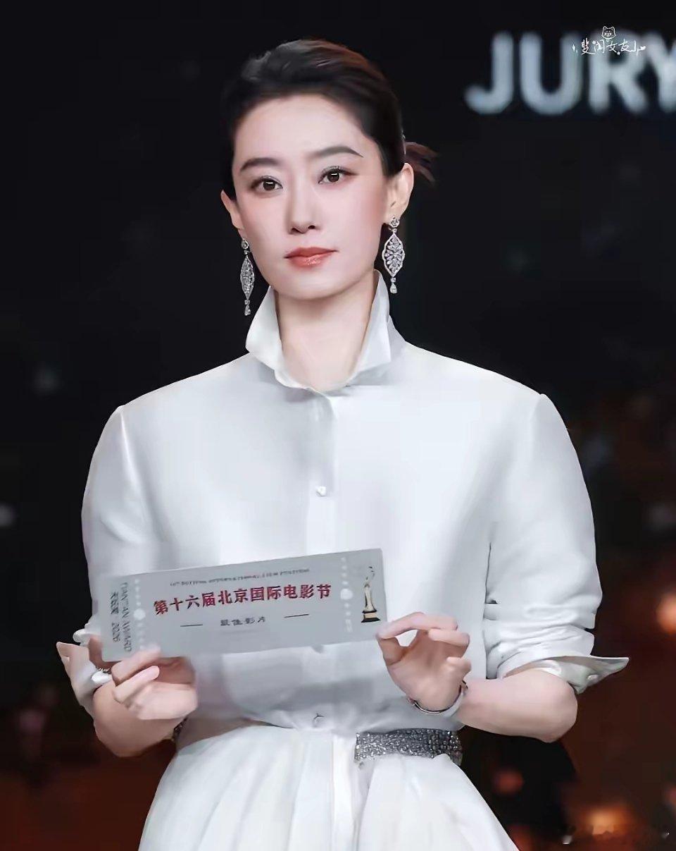 张小斐真的成也贾玲、败也贾玲不是她没有演技，也不是她不够漂亮而是内娱没有大导演愿