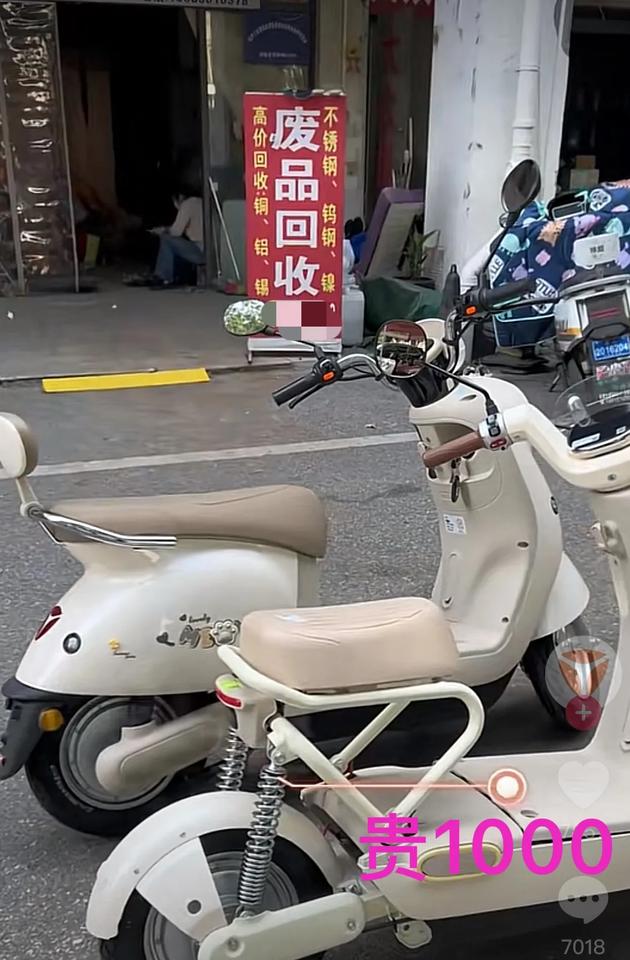 后座短了一大截！不得不吐槽一下现在的新国标电动车，不但要4000左右一辆，比以前