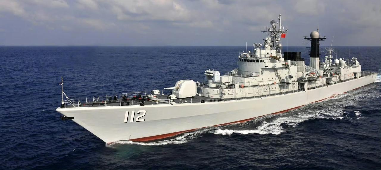 虽然没有明说，但是大家应该清楚，海军当年的门面，052型哈尔滨舰，舷号112，应