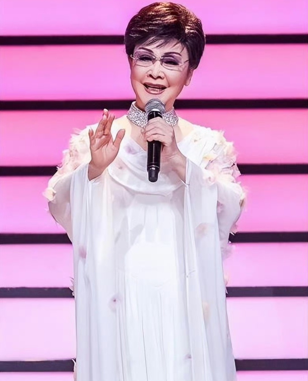 李谷一连续3年缺席春晚李谷一老师再度缺席春晚。还是和之前一样，是身体原因。李谷一