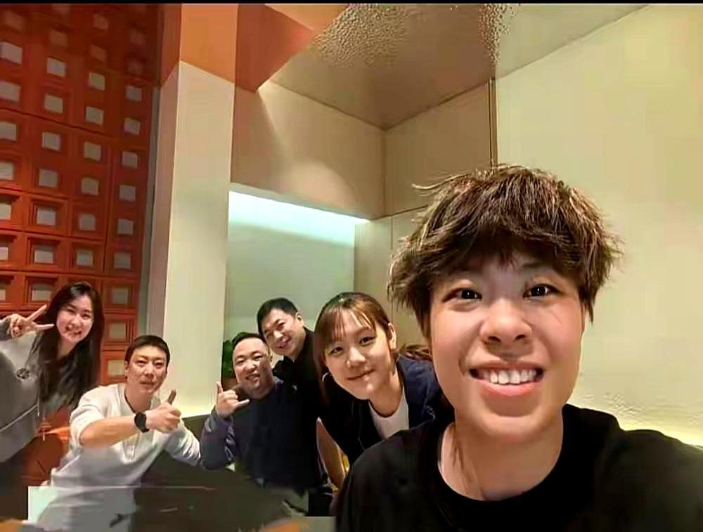 大年初三还在东北老家，转眼就杀到了新加坡大满贯赛场。这边亚洲杯刚开打，那边