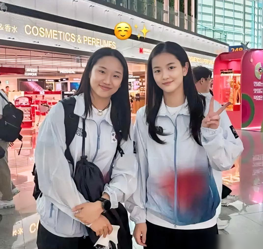 韩国羽毛球一姐安洗莹，拉着个05年的小姑娘合影，评论区直接炸了。这小姑娘叫金娜英，打乒乓球的，世界排