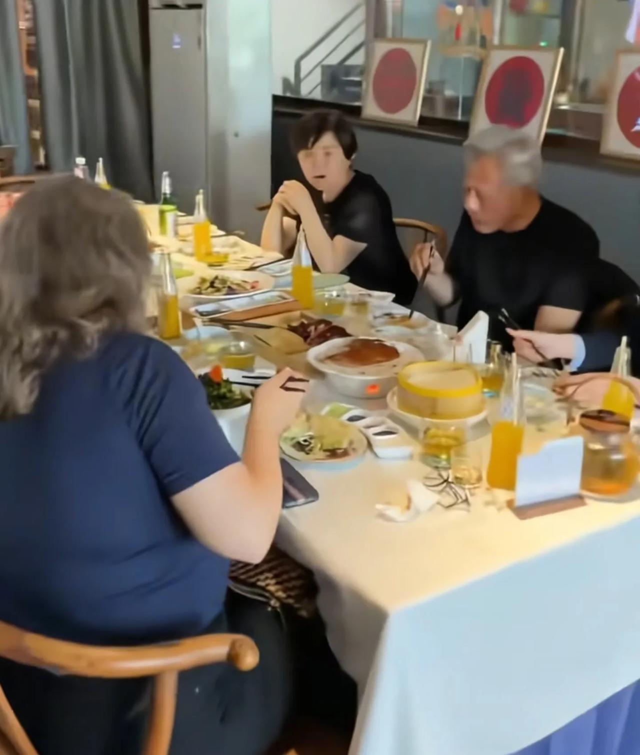 黄仁勋那顿价值千万的饭局，老板娘的心机，彻底撕开了流量经济的遮羞布北京这