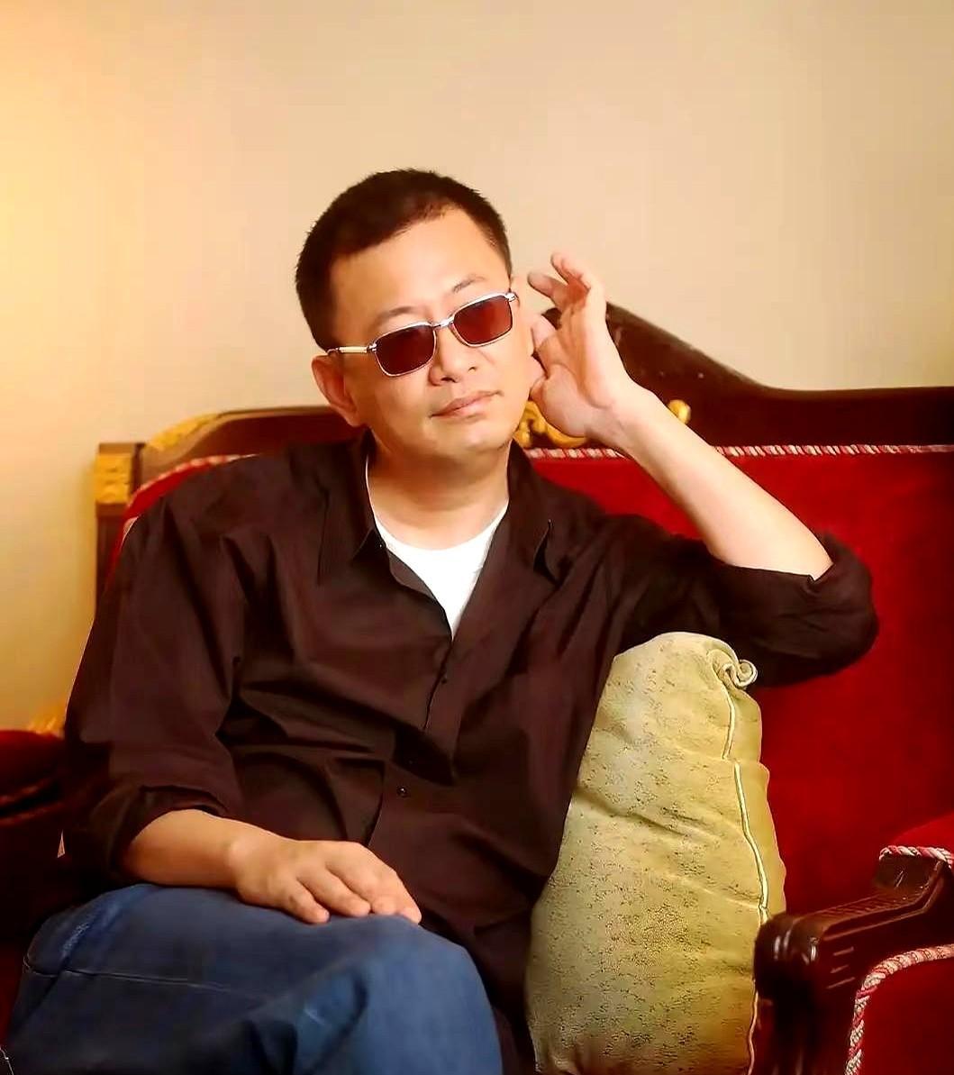 王家卫私下批评演员的录音流出，却没掀起风浪——唐嫣、金靖没回应，观众也没声讨。