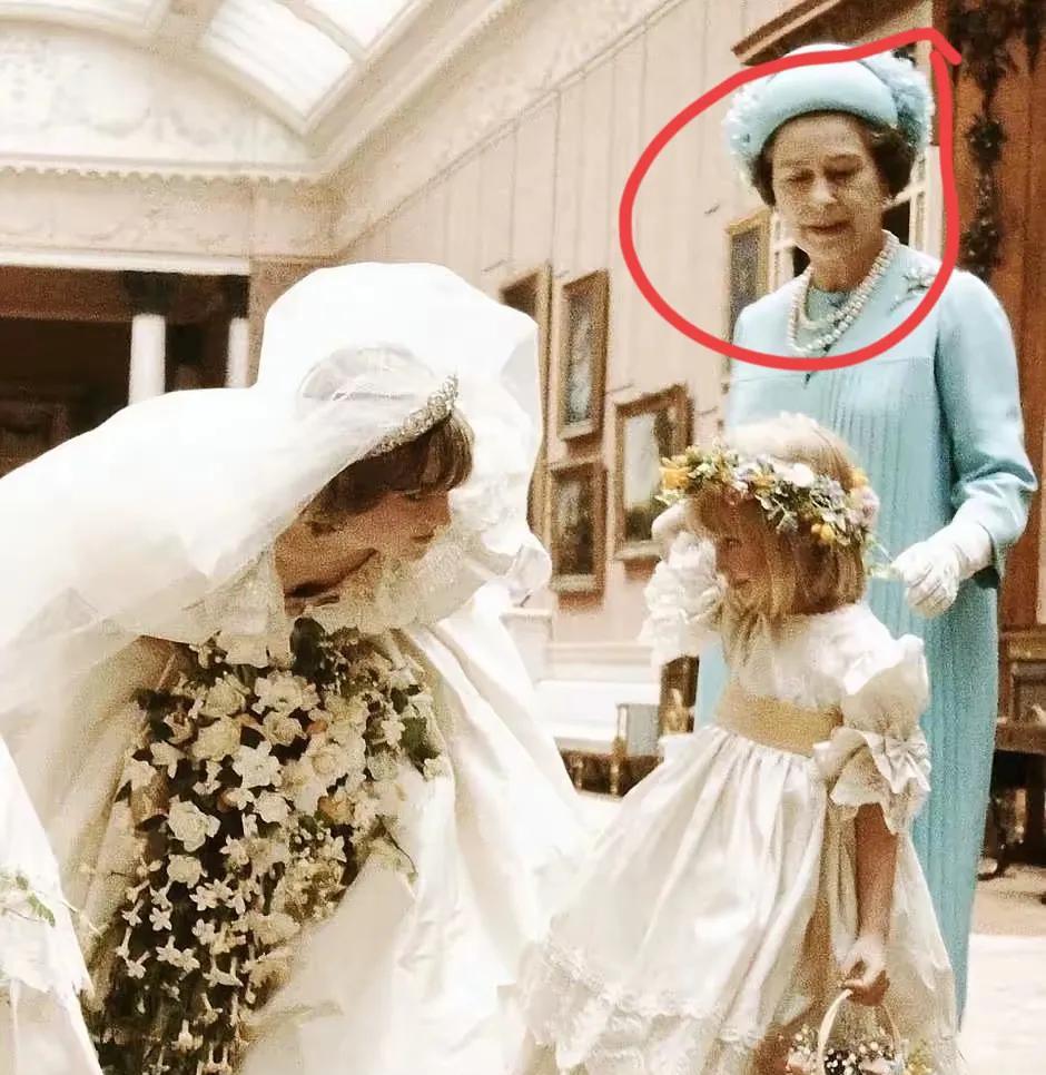 看女王这眼神，似乎不太满意戴安娜的举动，为何？这是戴安娜和查尔斯的世纪婚礼，可