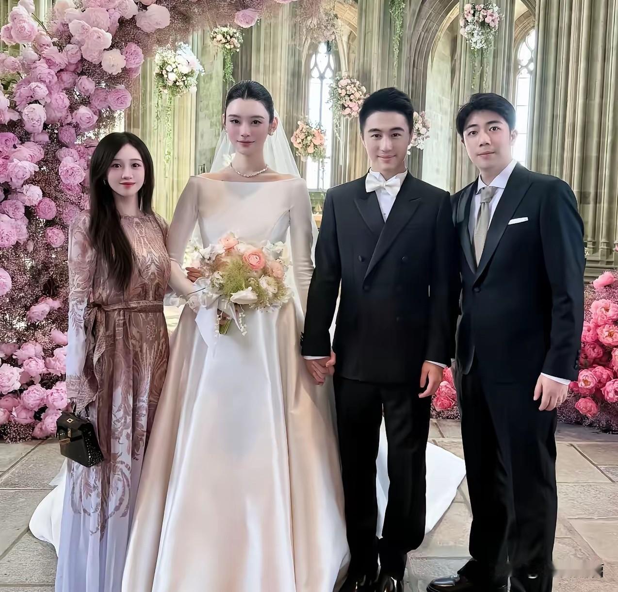 特步小公主丁佳敏周力源夫妇与奚梦瑶何猷君，私交真好！丁佳敏、周力源和奚梦瑶