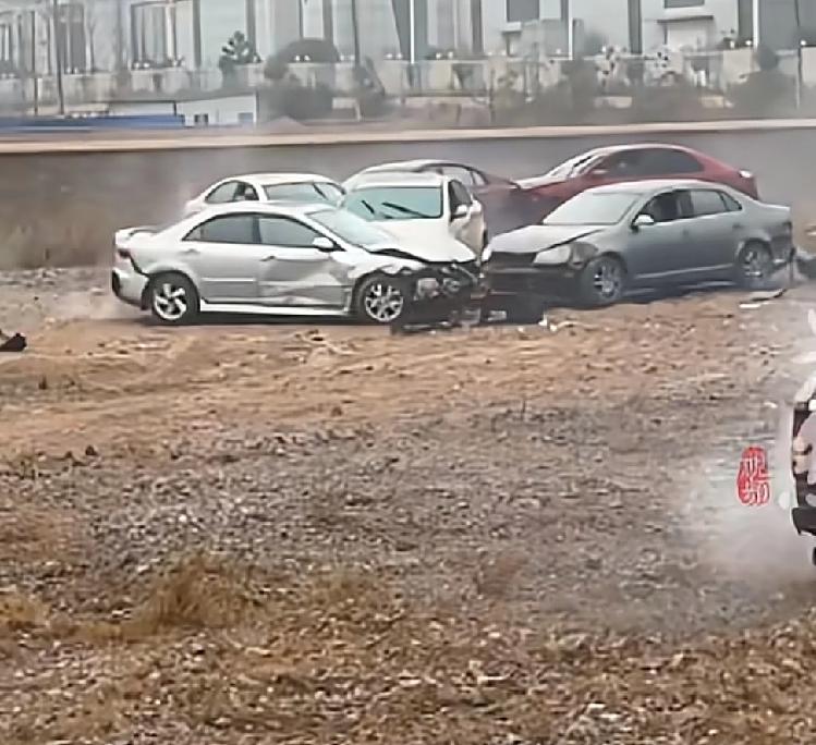 本以为大家都拿着报废车辆在空地上互相玩耍，但没成想却成为了违规行为贵州一个地方